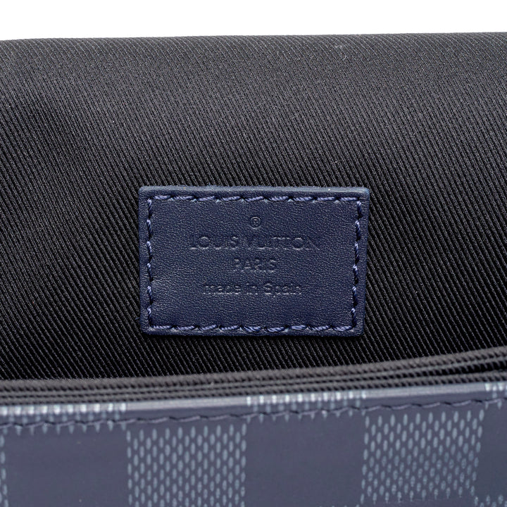 Pre-Owned Luxury Handbags Louis Vuitton District Messenger